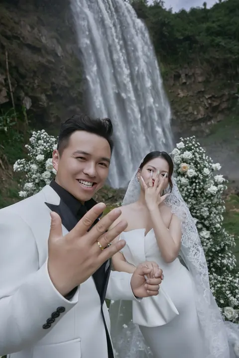 Cô dâu chú rể khoe nhẫn cưới