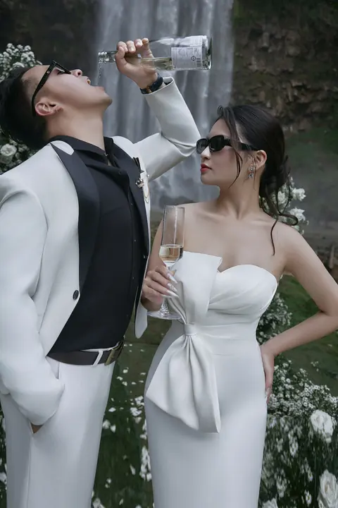 Cô dâu chú rể trong khoảnh khắc nâng ly